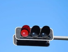 机动车撞上闯红灯的路人，至少应该赔偿多少？