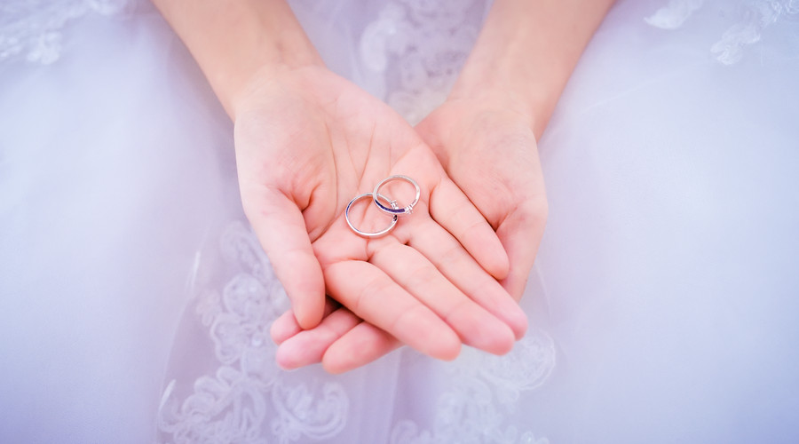 夫妻起诉离婚诉讼费谁出