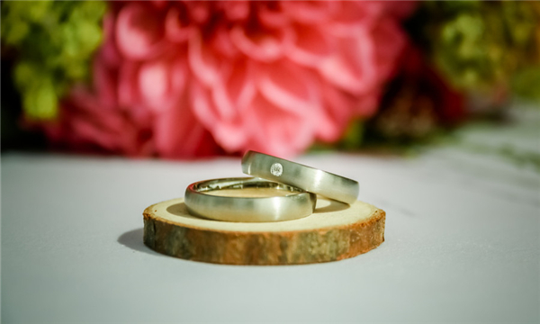 老婆出轨应该怎么离婚