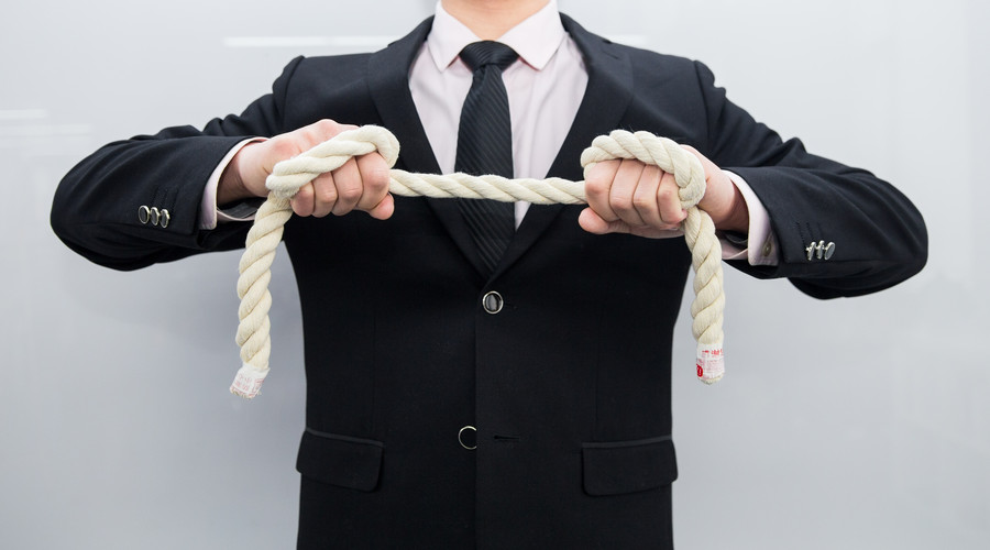 男子匿名举报排污工厂遭殴打,殴打他人立案标准是怎样的