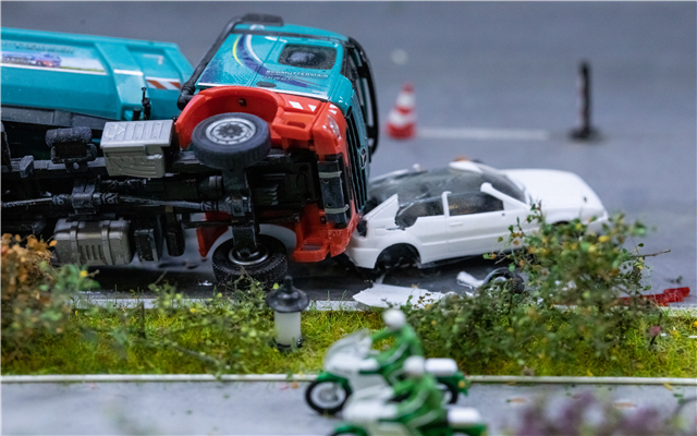 黑龙江海伦发生交通事故致5死10伤,驾驶员操作不当引发事故谁赔偿