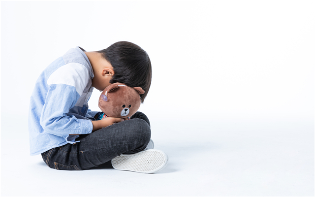 母亲把1岁孩子扔给保姆后“失联”,遗弃家庭成员如何认定